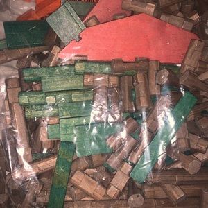 Lincoln logs! Lots of building pieces!